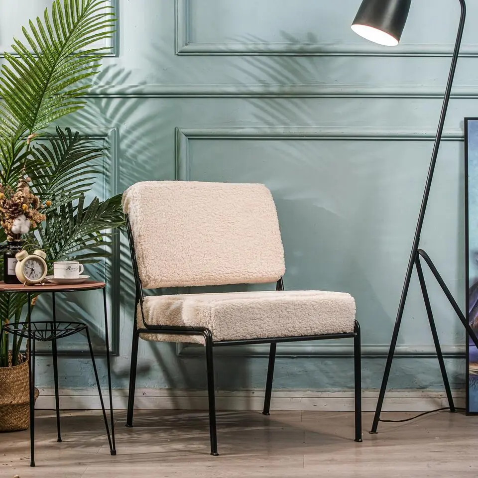 Salonstoel van metaal en witte lussen