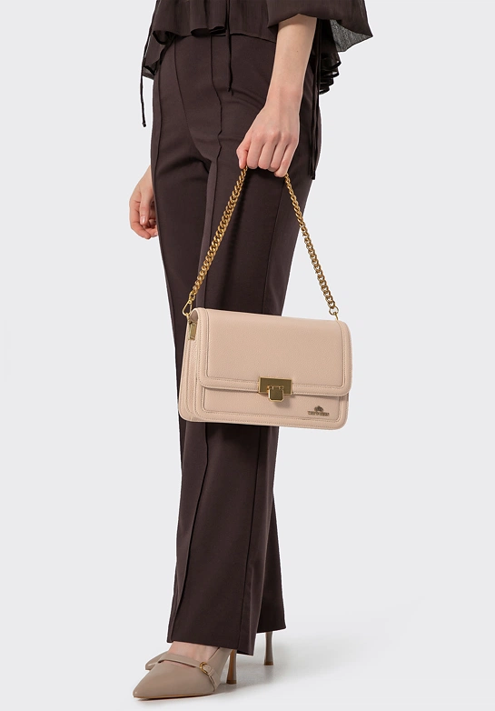 Skórzana torebka crossbody z łańcuszkiem beżowa