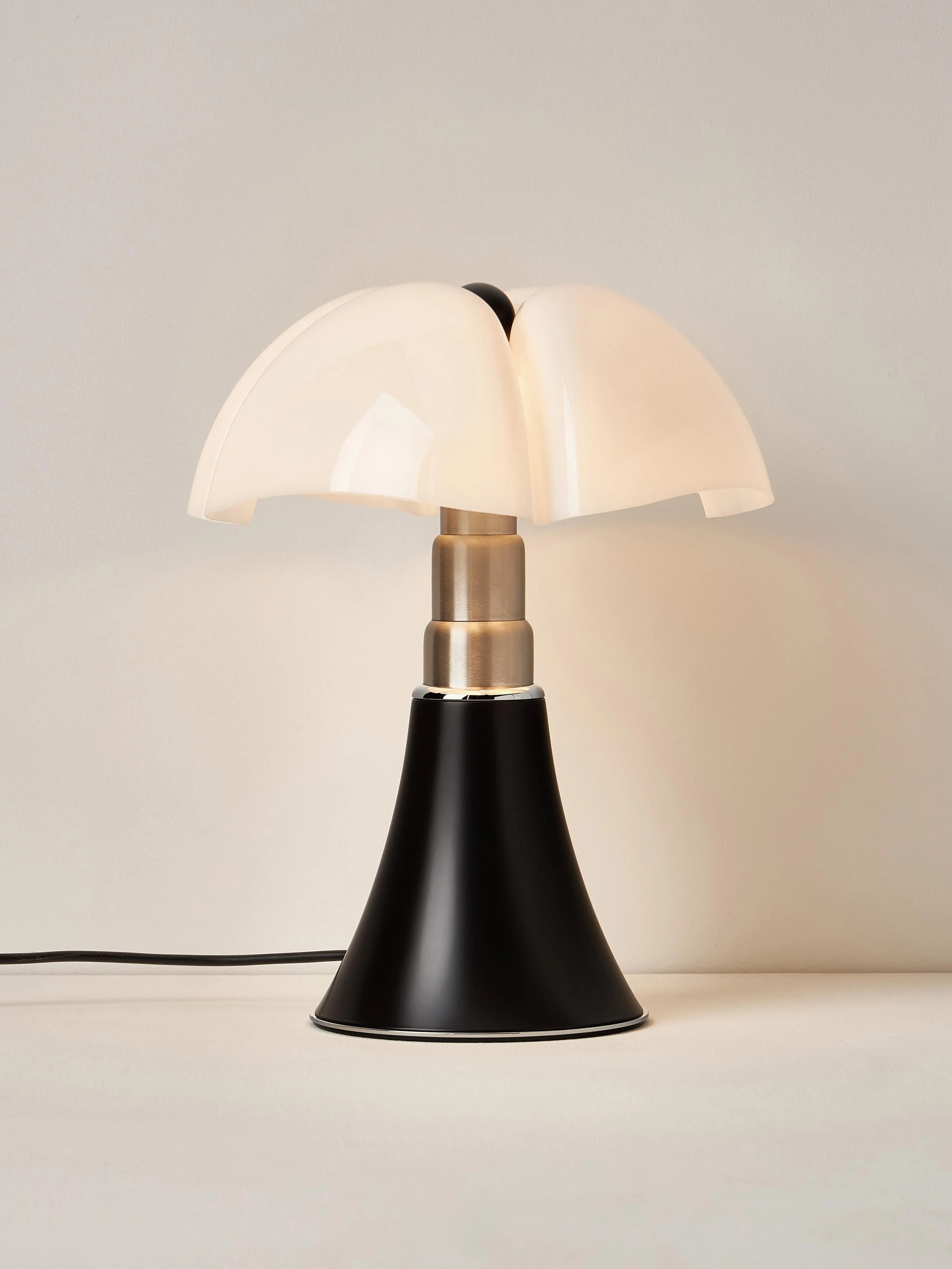 Dimmbare LED-Tischlampe Pipistrello
