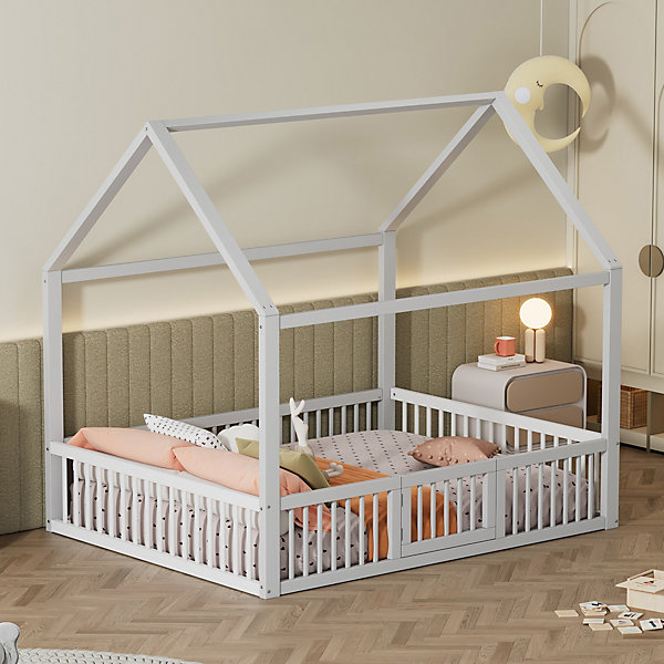 Lit 140x200 cm en pin blanc de style maison avec garde-corps intégré et petite porte, structure robuste