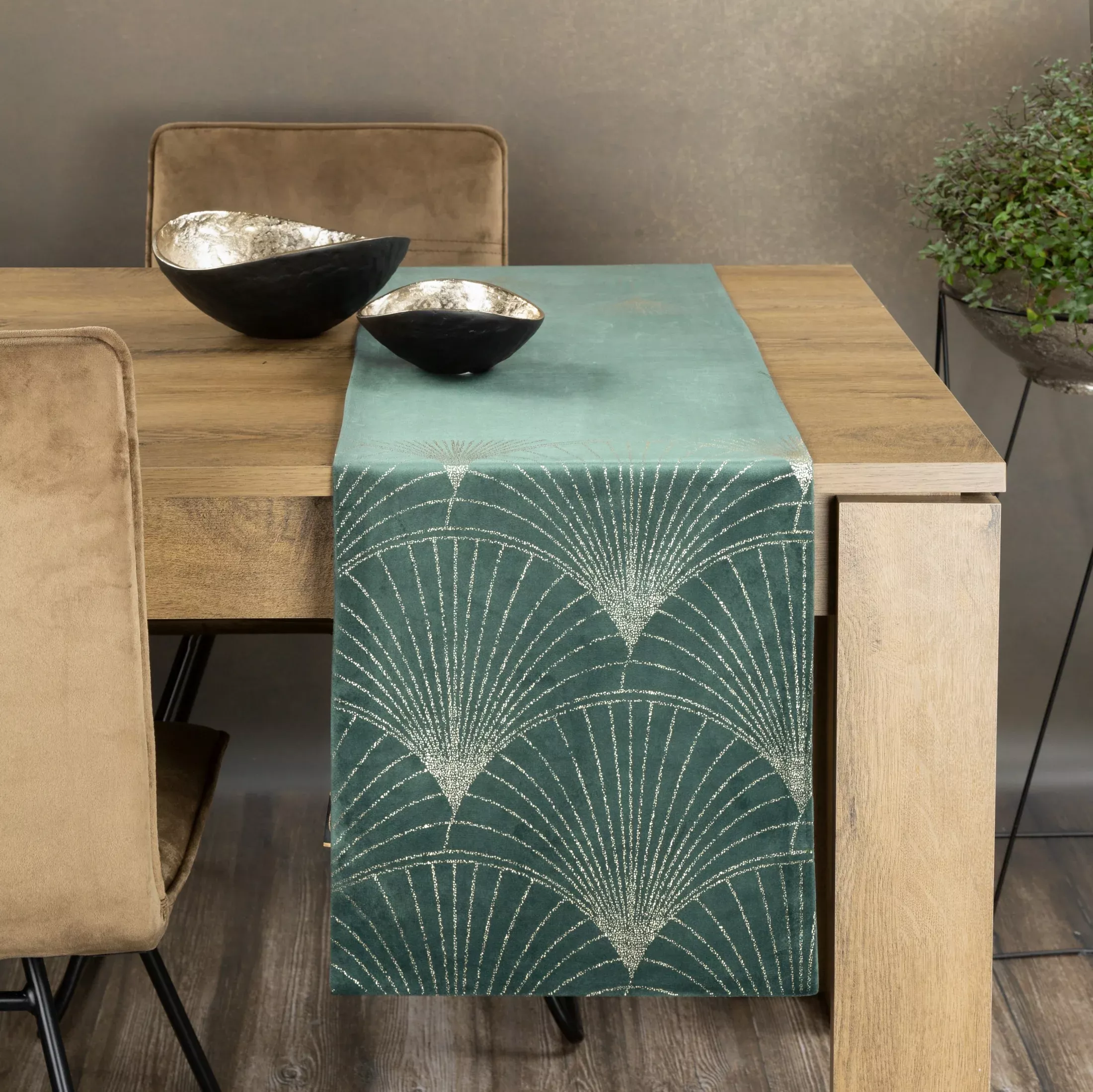 Bieżnik na stół ciemnomiętowo, złoty 35x220 cm welwetowy BLINK 14 z dużym wzorem wachlarzy w stylu art deco
