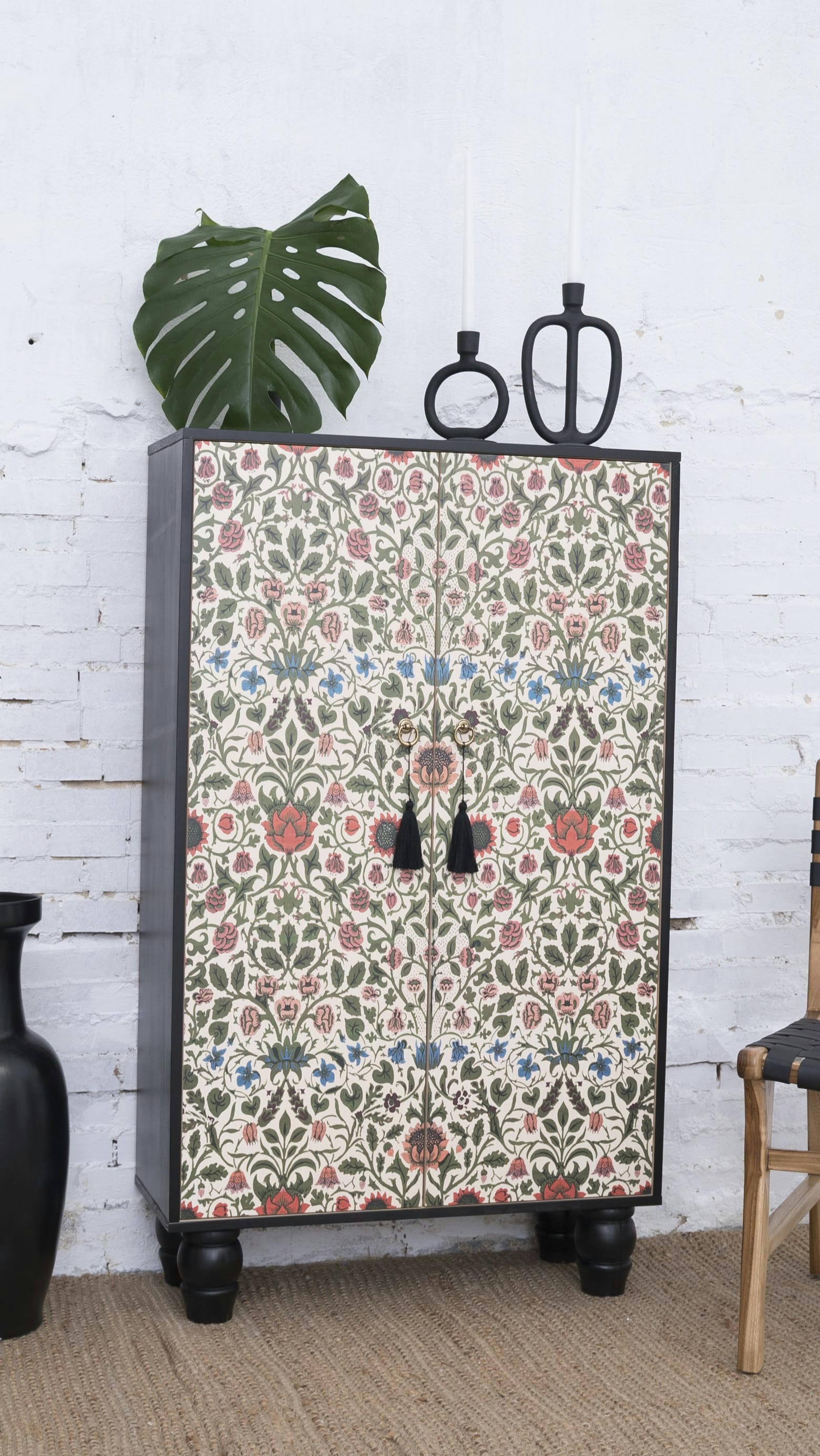 WILLIAMS - Buffet armoire en pin massif imprimé floral sur fond noir.