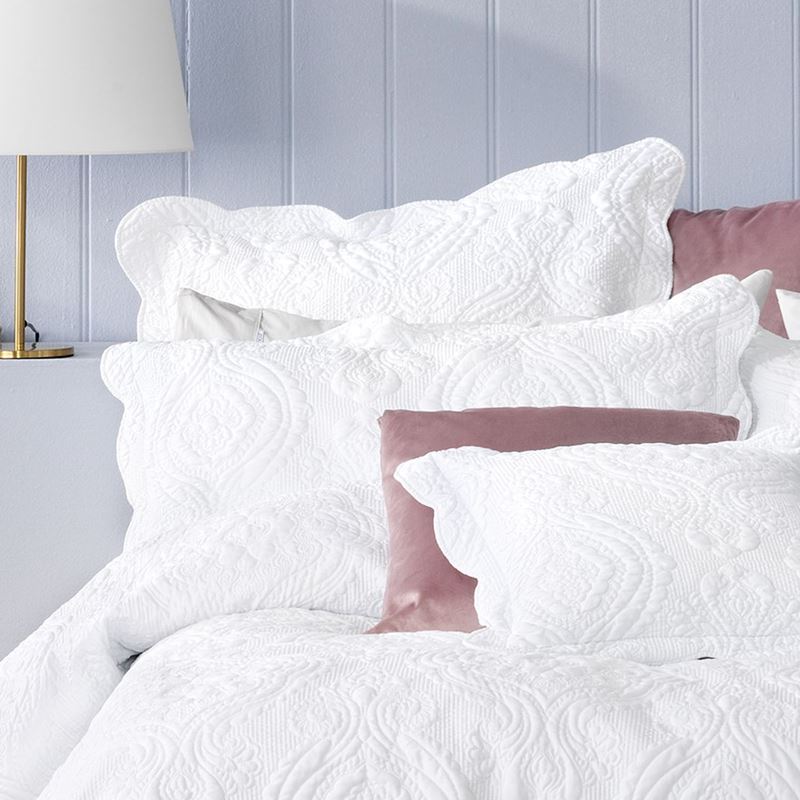 Cordelia White Bedspread Set + Accessories