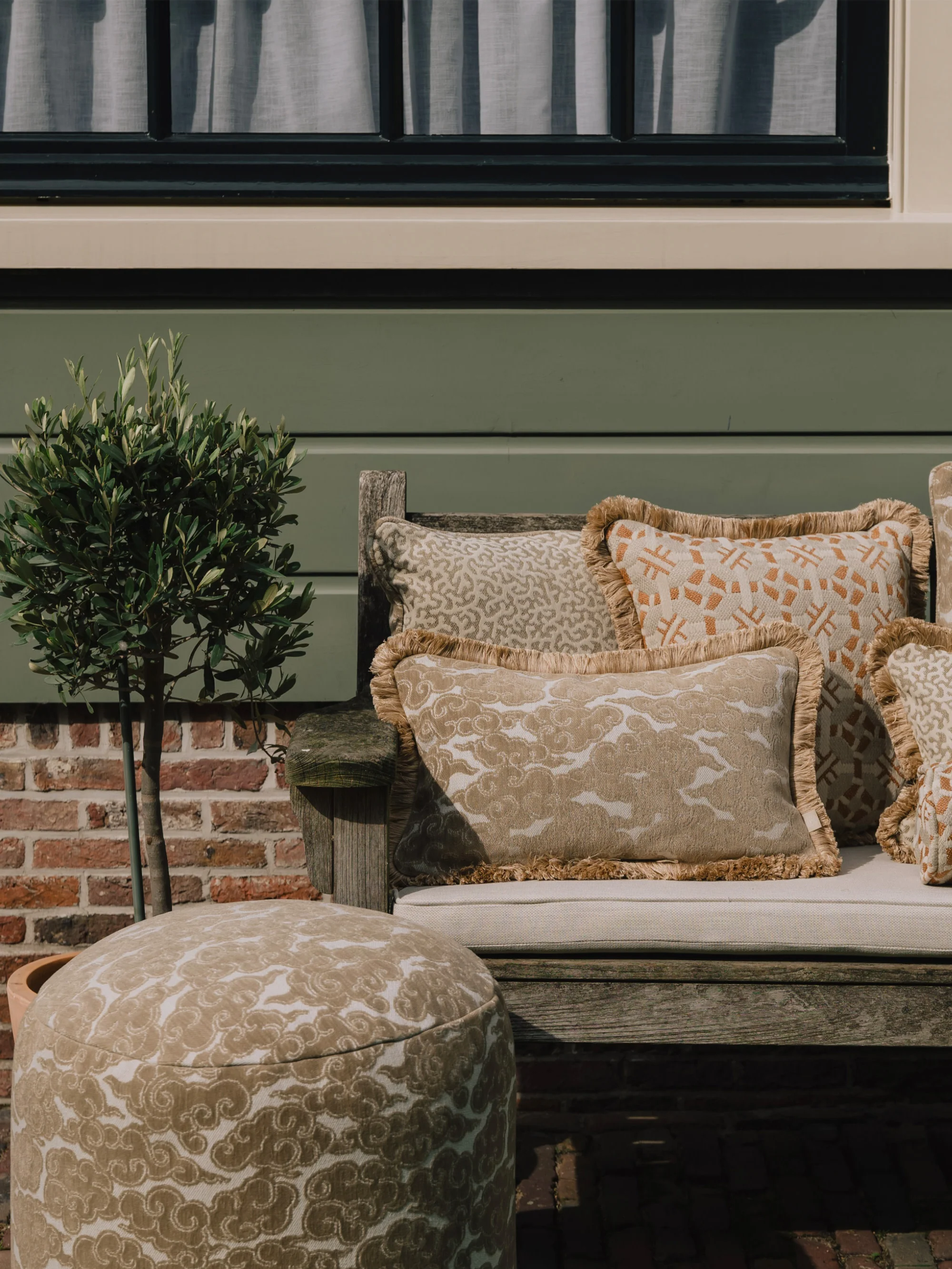 Handgefertigter Outdoor-Pouf Yin