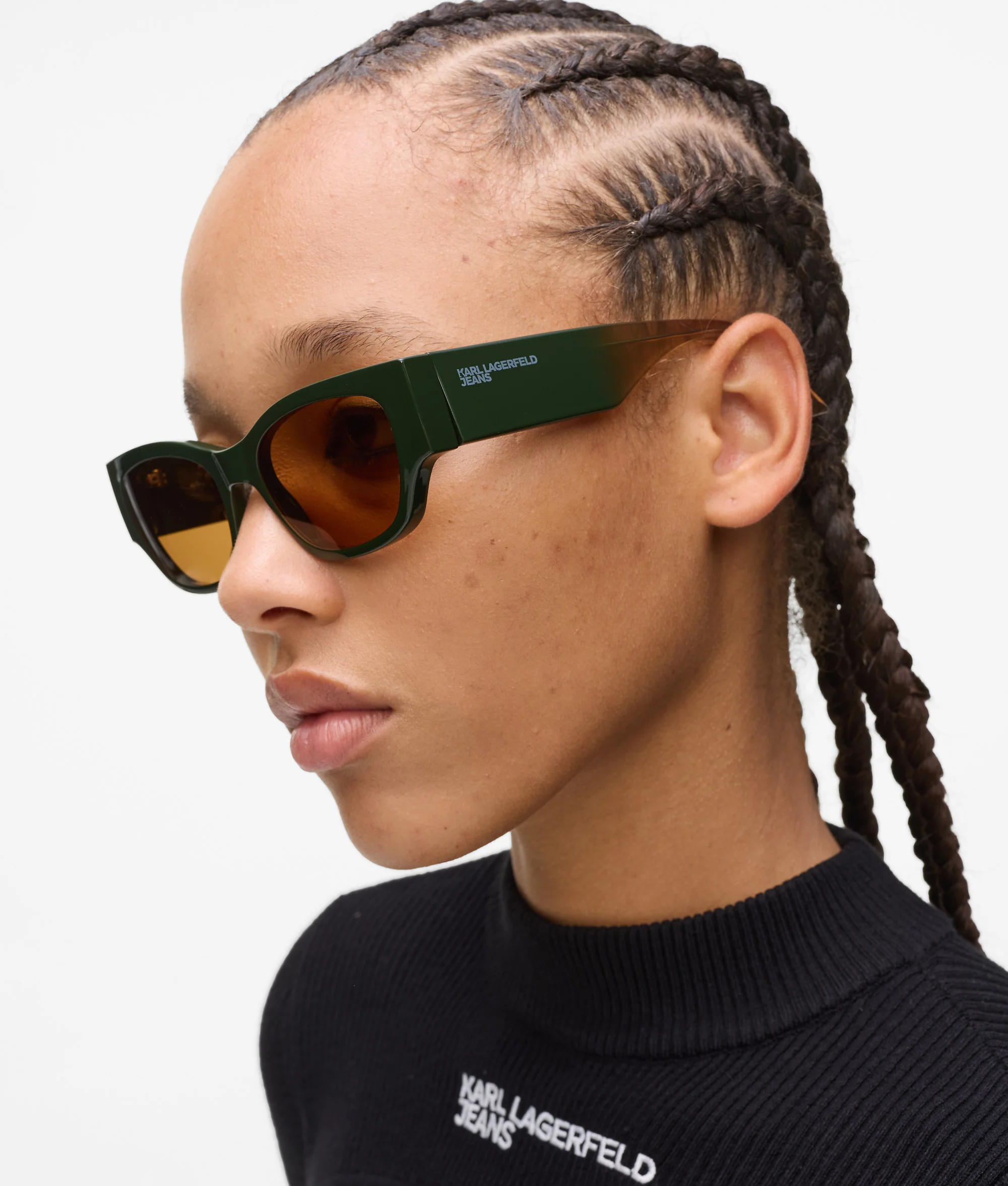 Lunettes de soleil avec branches profondes