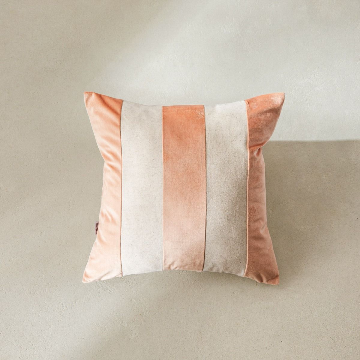 Poszewka MANO z dodatkiem lnu w beżowe pasy 45x45cm