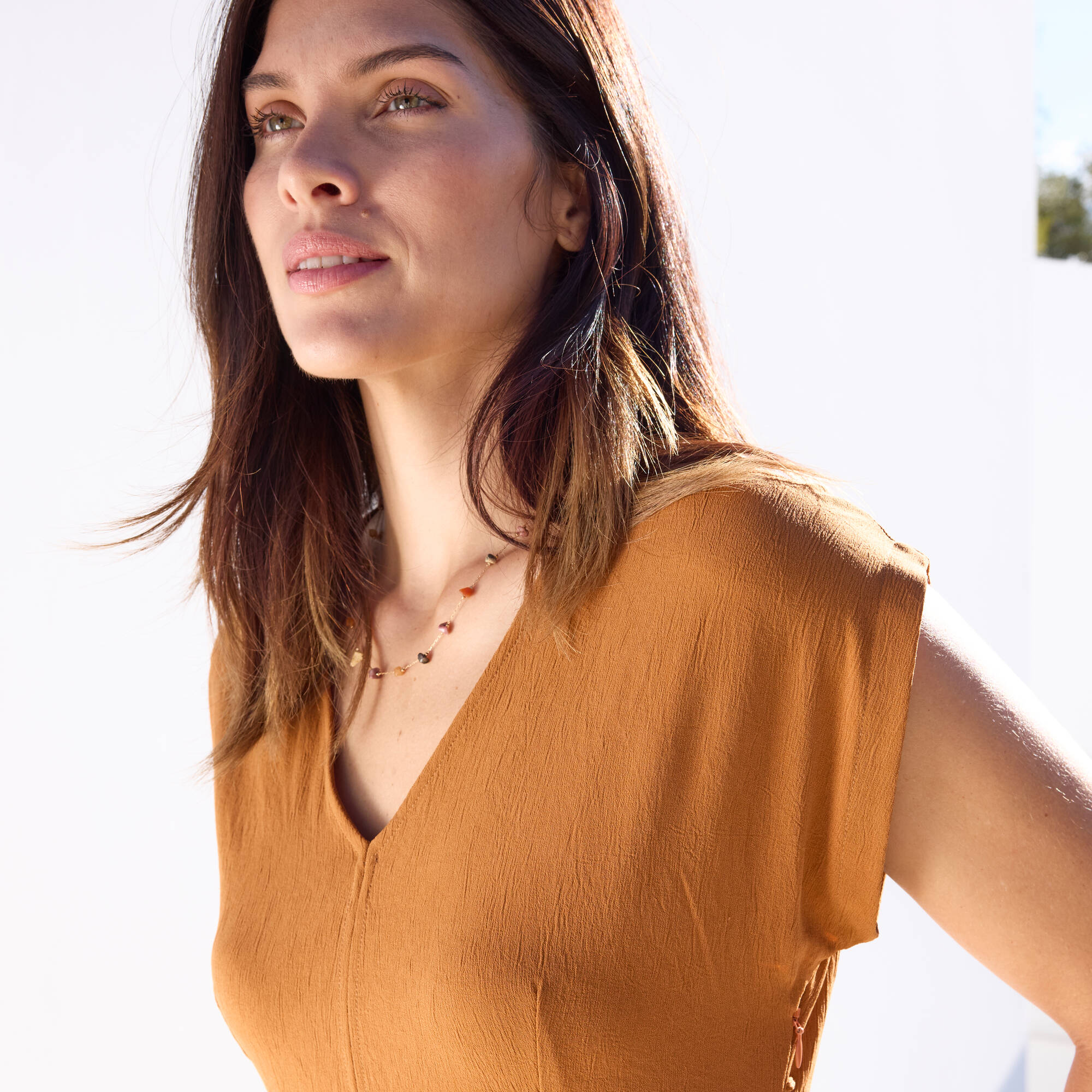 Robe longue ceinturée, en cr&ecirc;pe uni effet légèrement froissé