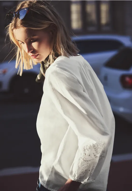 Bluse mit Split neck und Stickerei