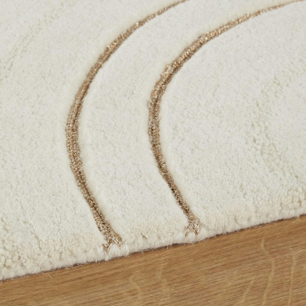 BERNON - Tapis ovale tufté à motifs écrus et dorés 140x200