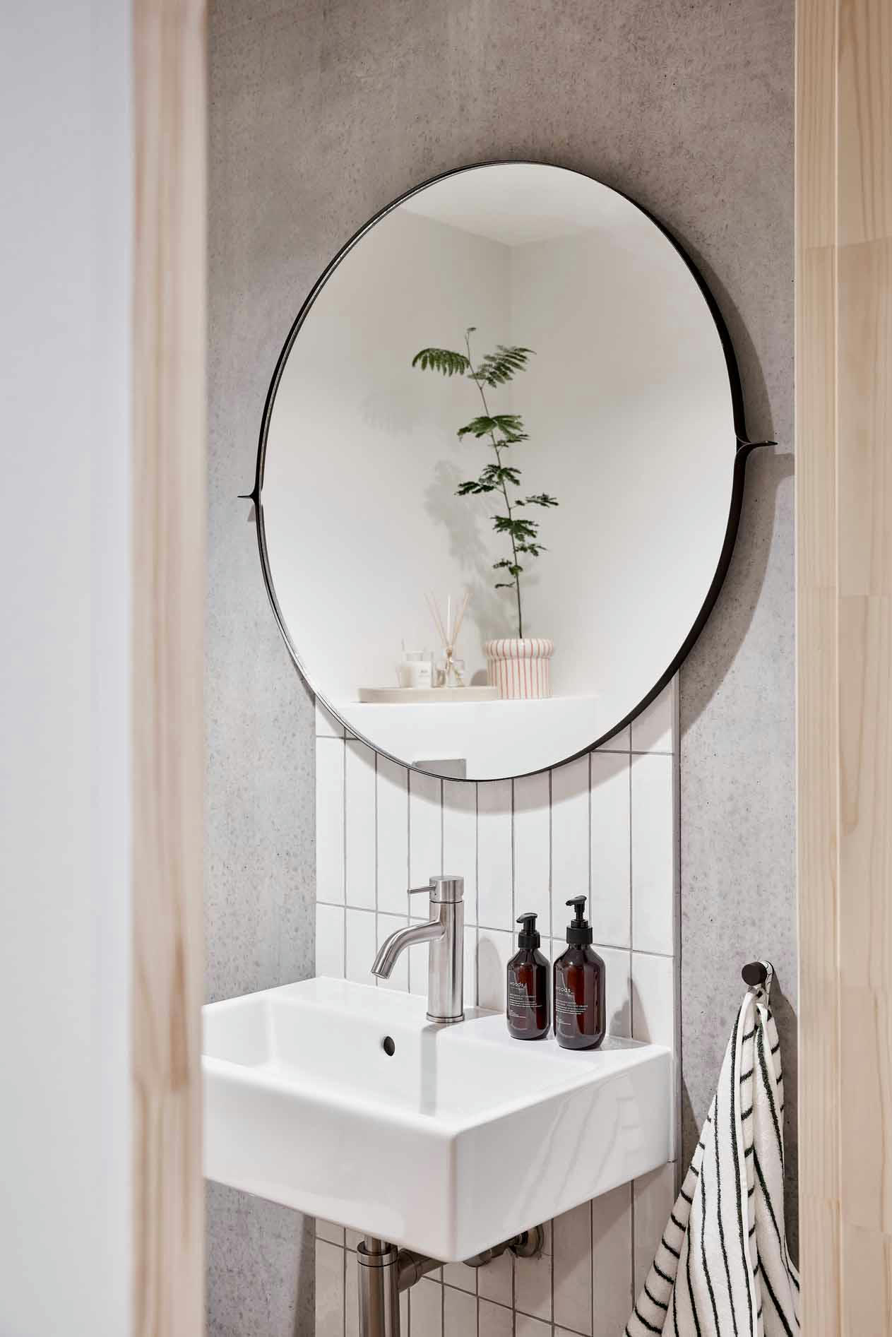 MIRA - Miroir mural noir en acier inoxydable Ø80xH2,5cm