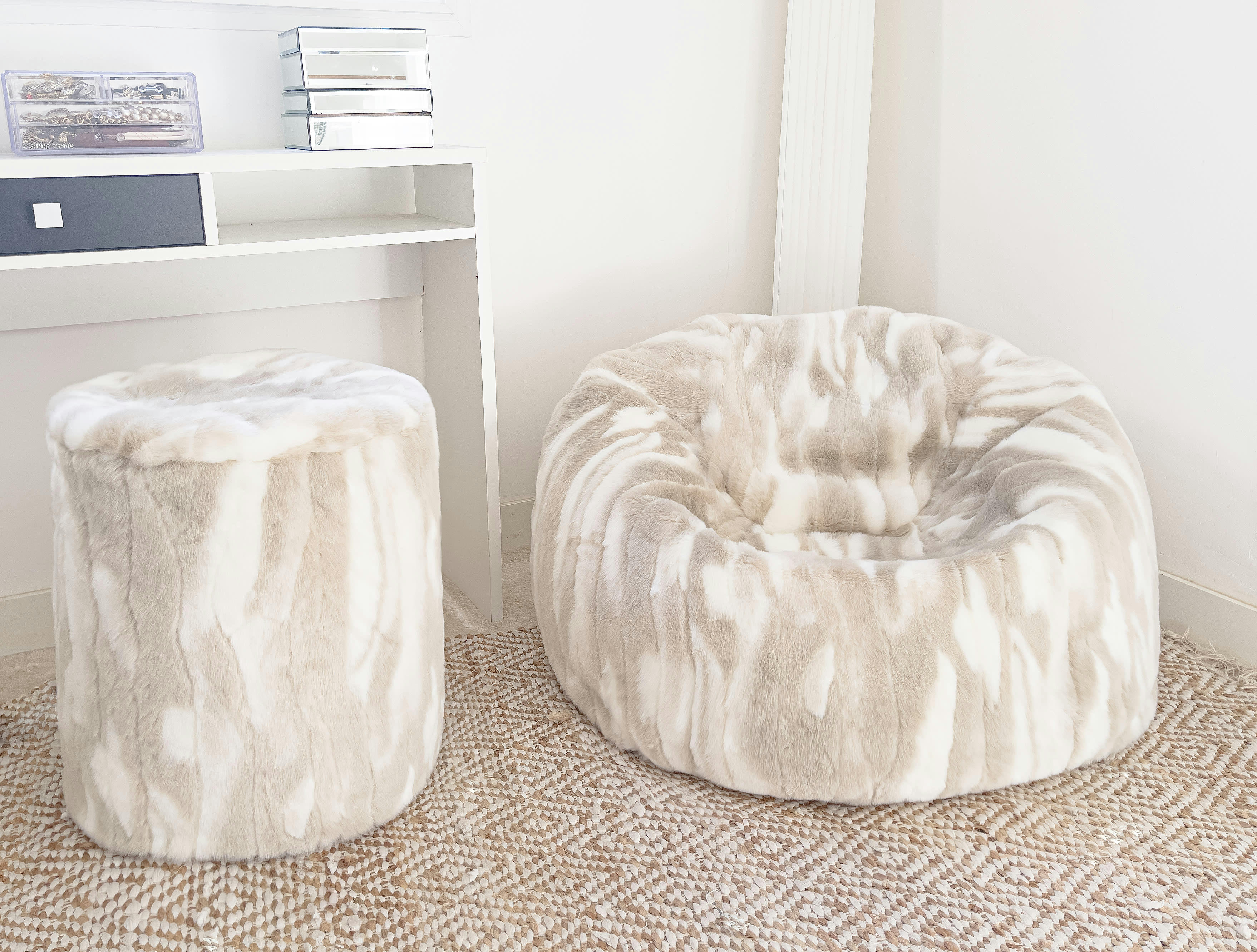 - Pouf en fausse fourrure beige et blanche