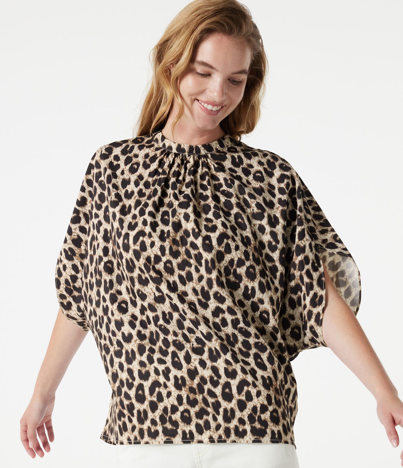 Blouse esprit bureau imprimé léopard à col montant, manches chauve-souris et lien au dos