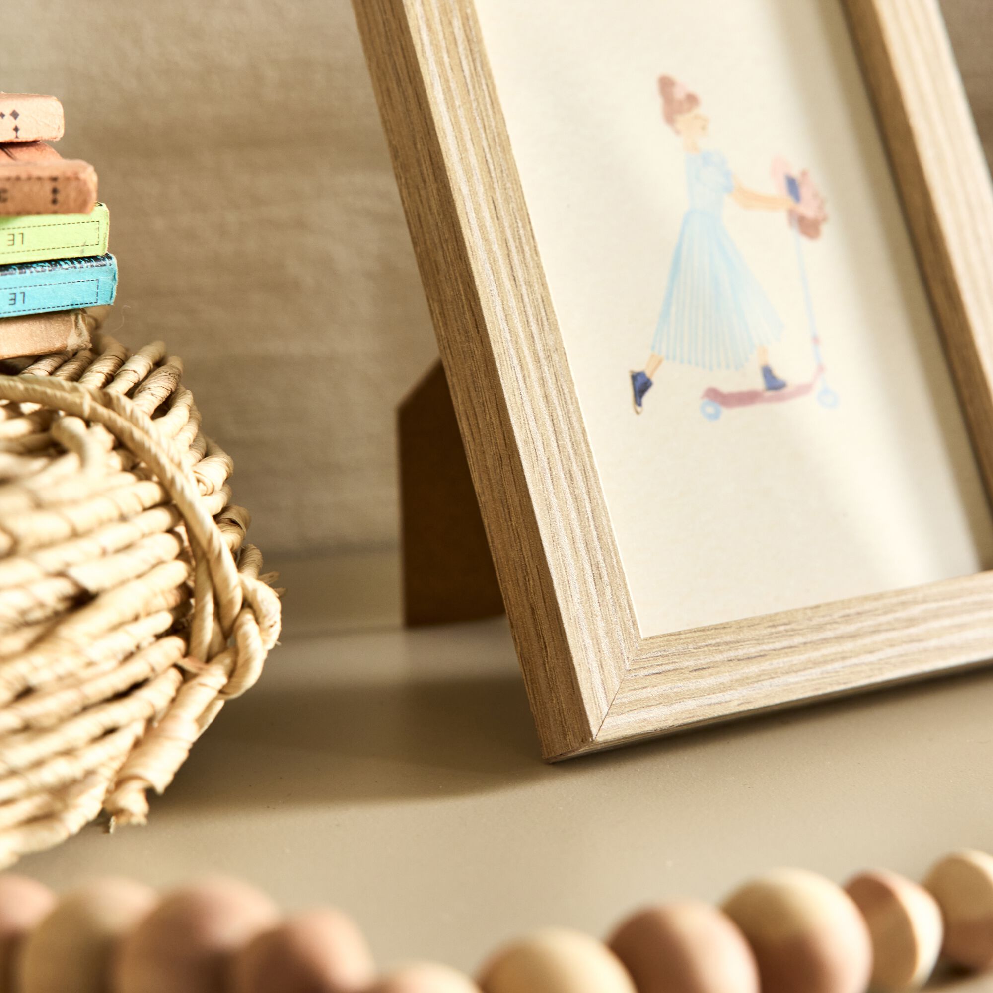 SARAH - Illustration encadrée motif Sarah en robe bleue 12x17cm - bois clair