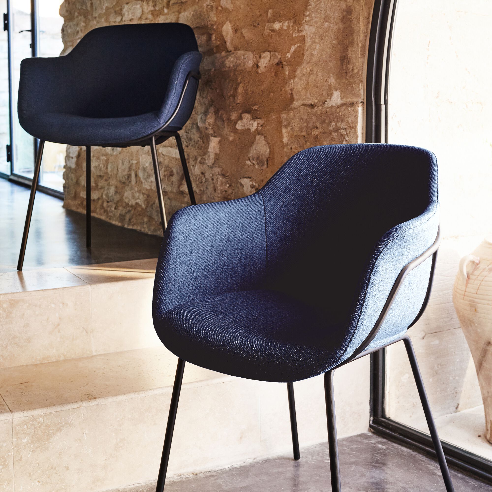 CHLOE - Chaise de repas avec accoudoirs en tissu - bleu figuerolles