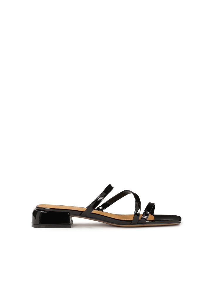 Mules on a flat sole made of patent leather