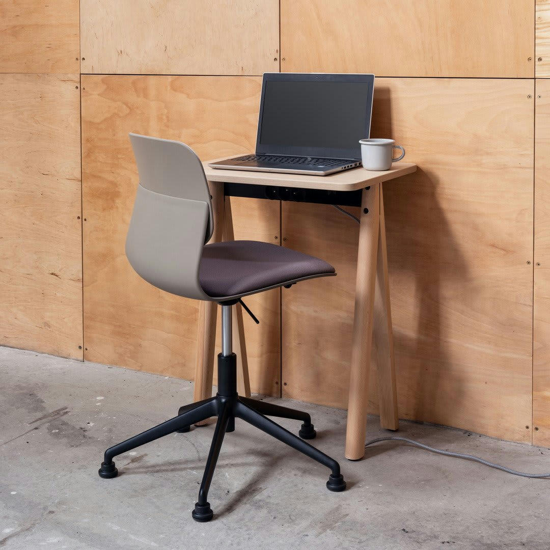 - Chaise de bureau design taupe pivotante sur roulettes