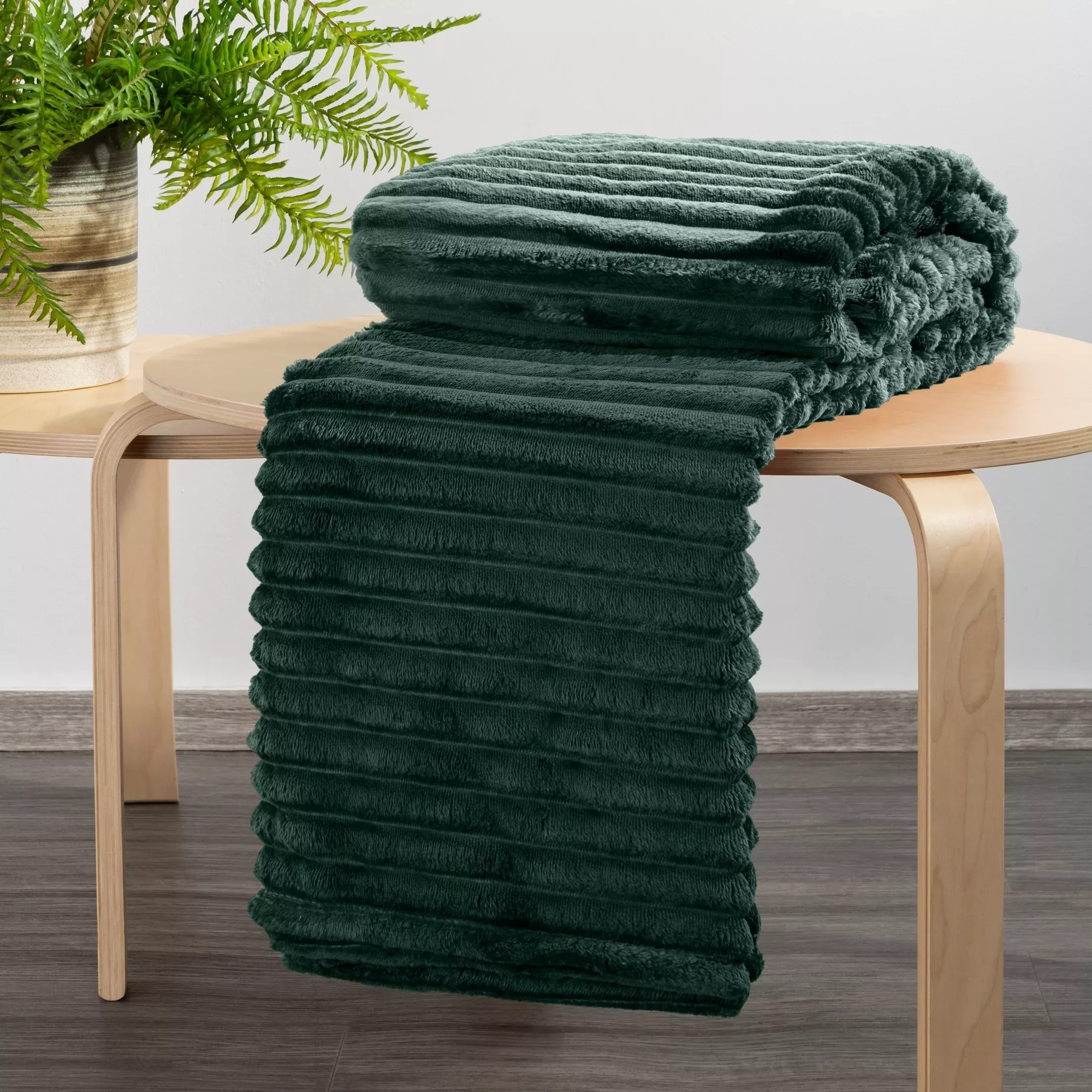 Koc flano 200x220 cm ciemnozielony zdobiony wytłaczanym wzorem z efektem 3D SOFT Design 91