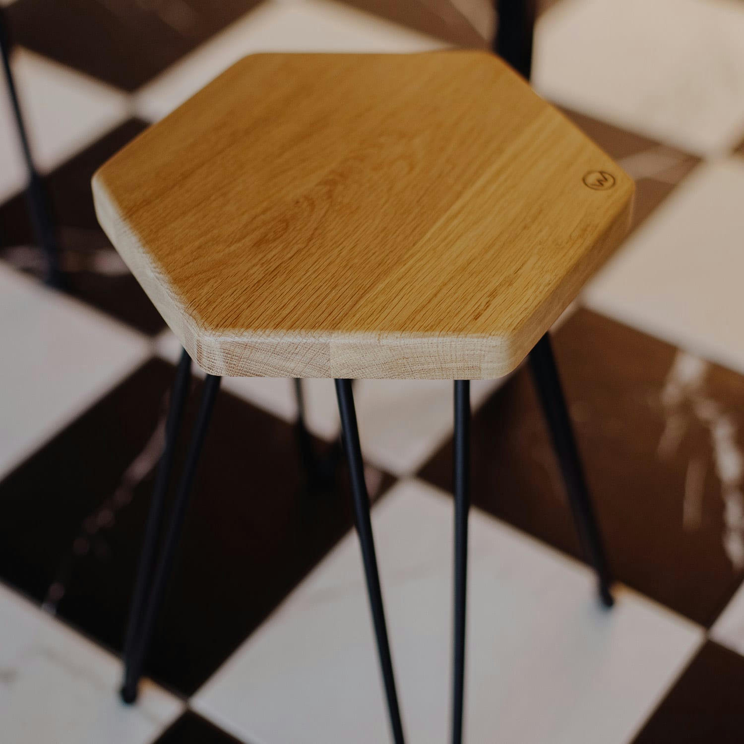 WOOD - Tabouret en chêne massif gravure Wood H48,5 cm