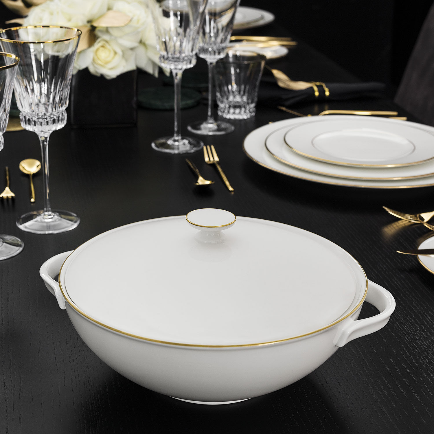 Anmut Tureen - White, 74.4 oz, Premium Bone Porcelain