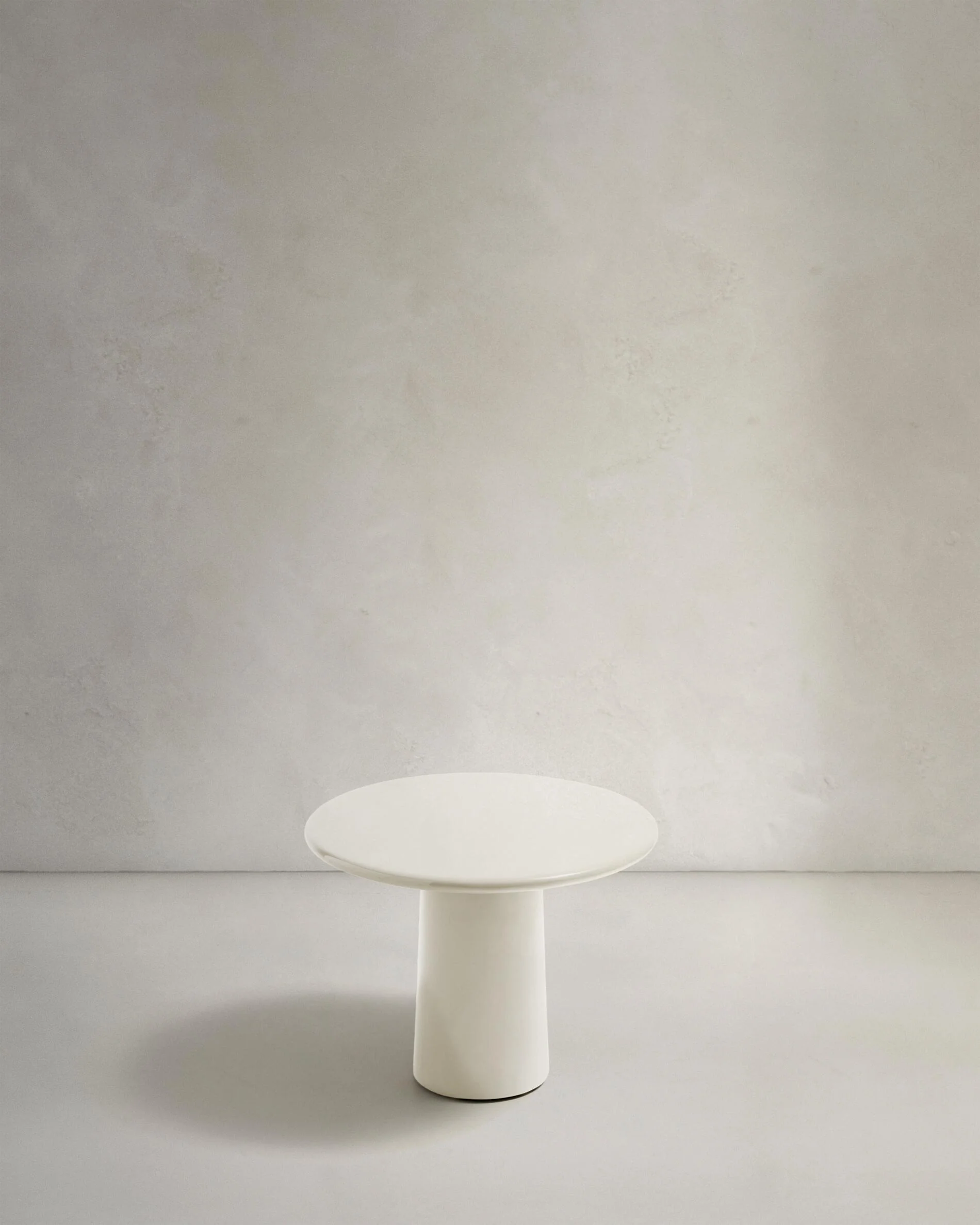 Albanella coffee table in cement with glossy white finish Ø65cm
