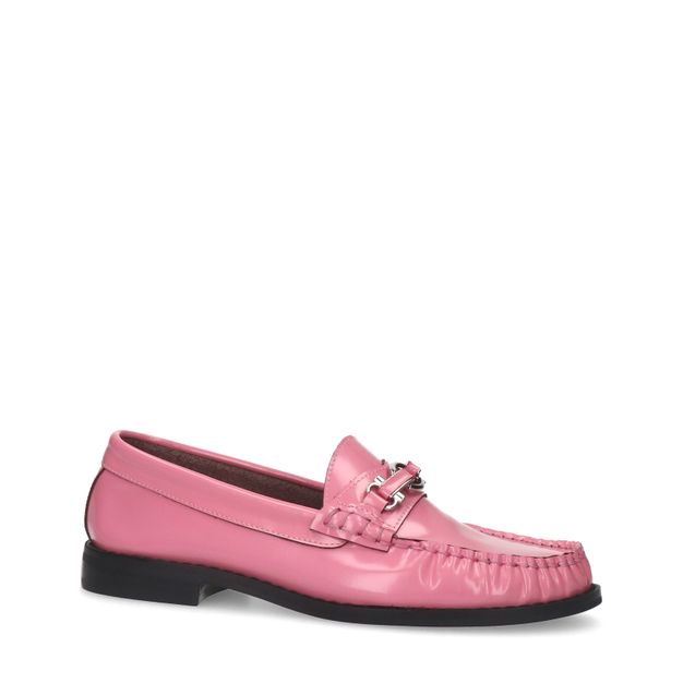 Roze leren loafers met zilverkleurige chain