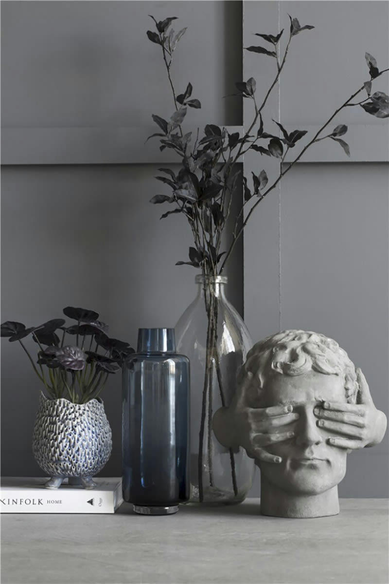 - Statue Marco en grès