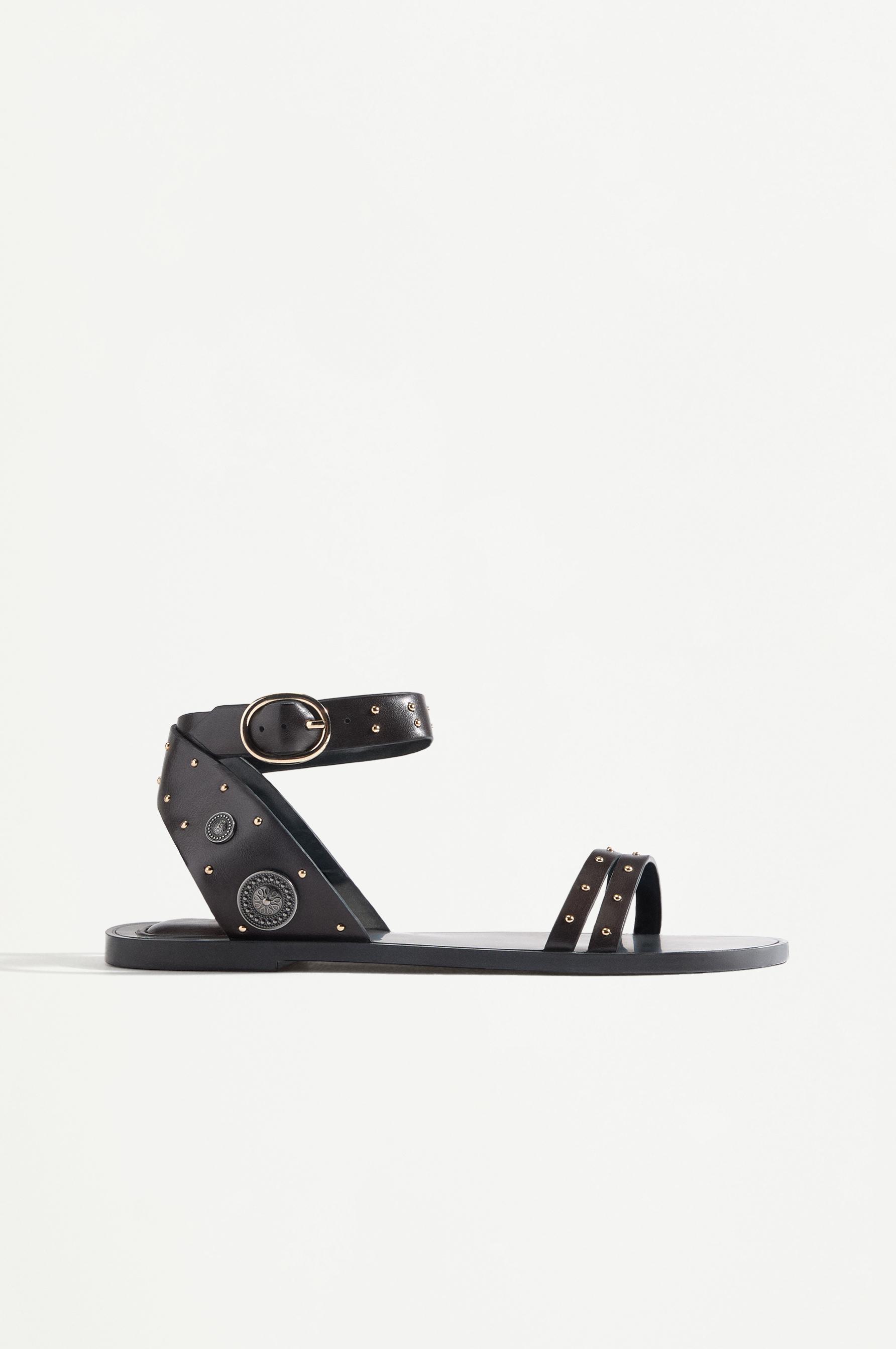 Sandalia plana tachas