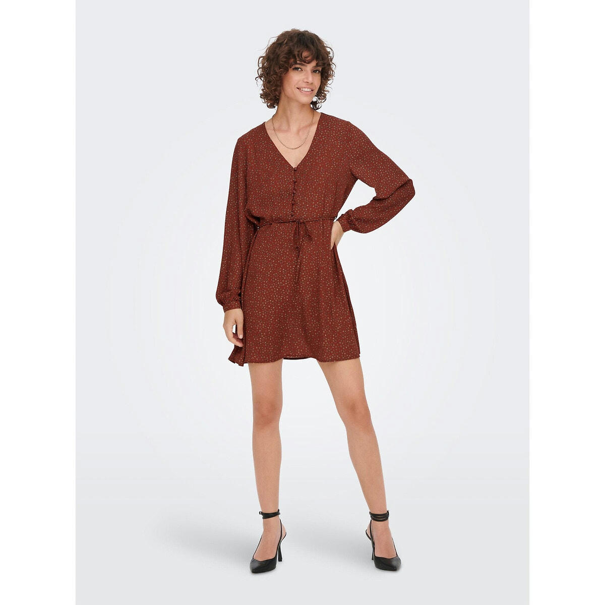 Robe courte, col V