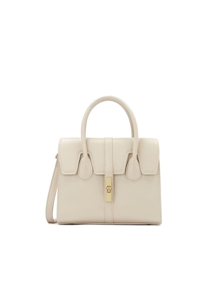 Chic leather handbag with a fine flap