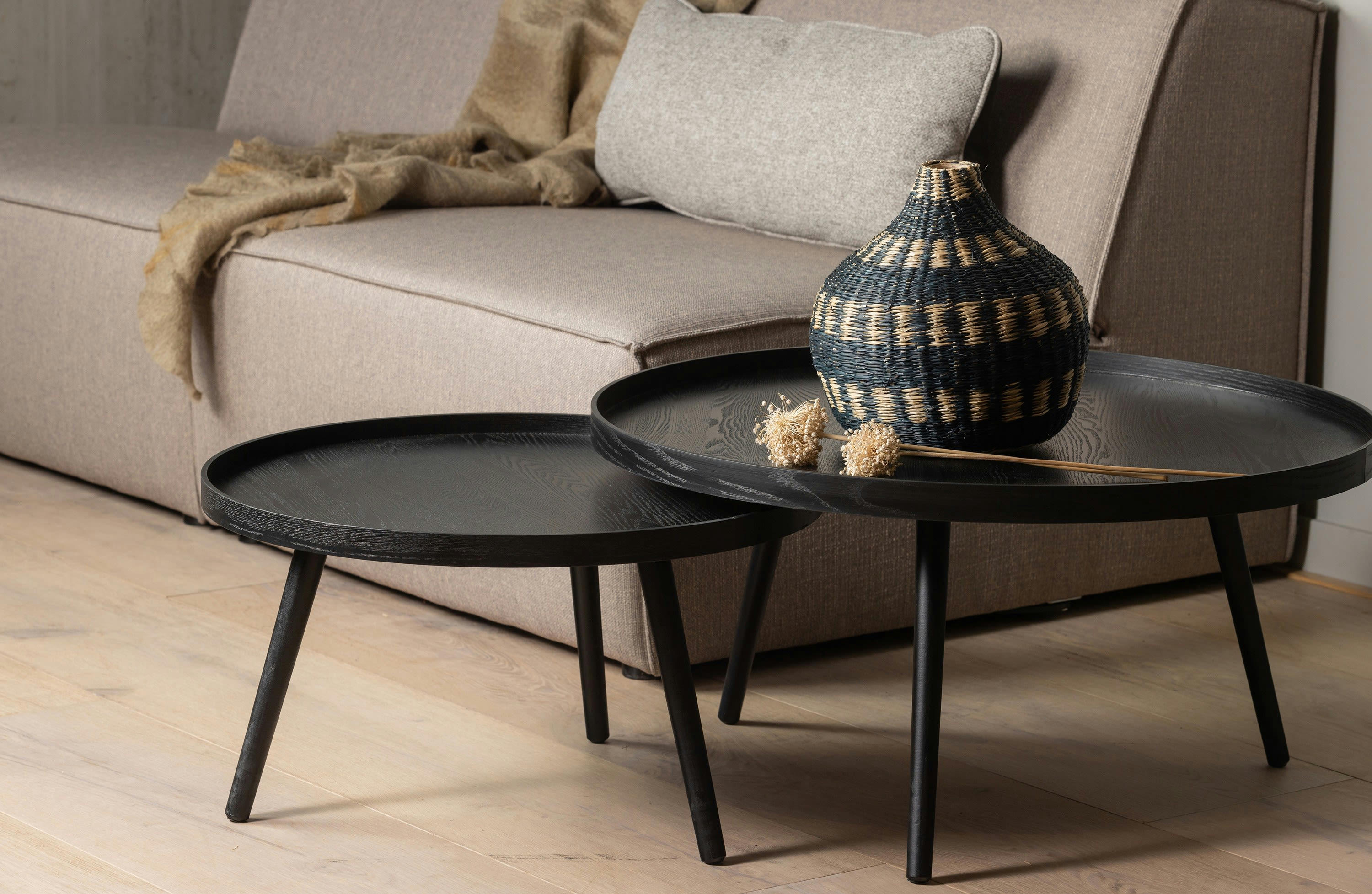 MESA - Petite table d'appoint en bois noir