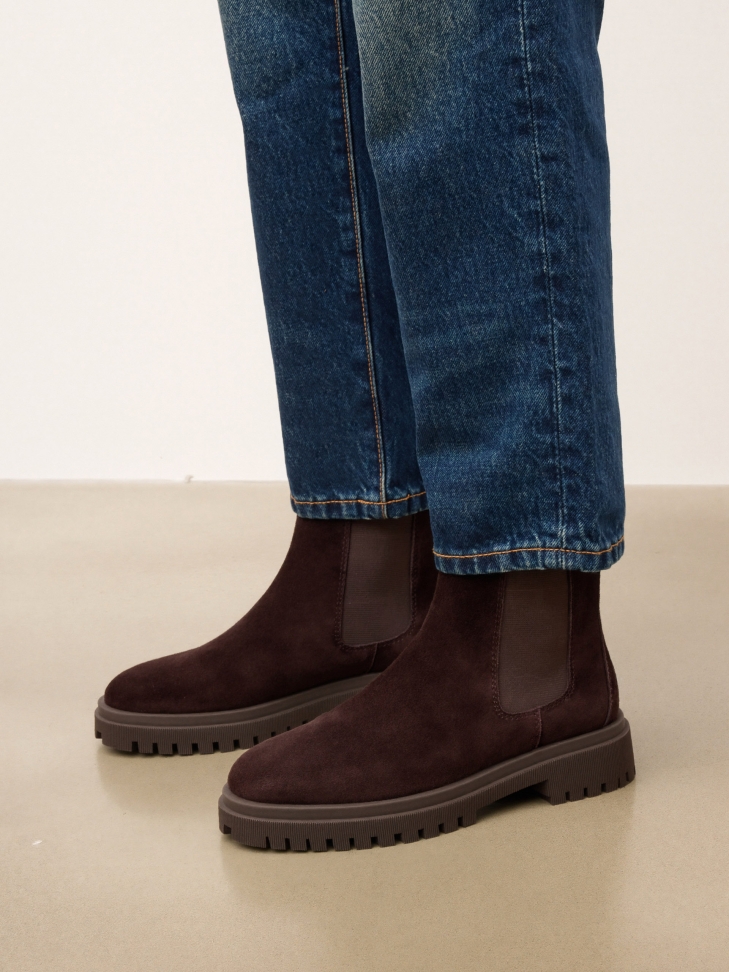 Slip-on suede boots in brown color