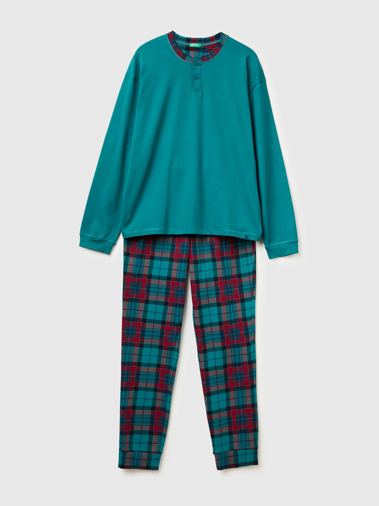 Pyjamas with tartan bottoms