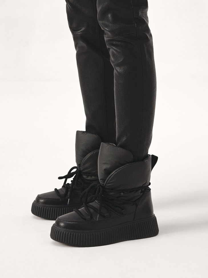 Warm leather and synthetic snow boots