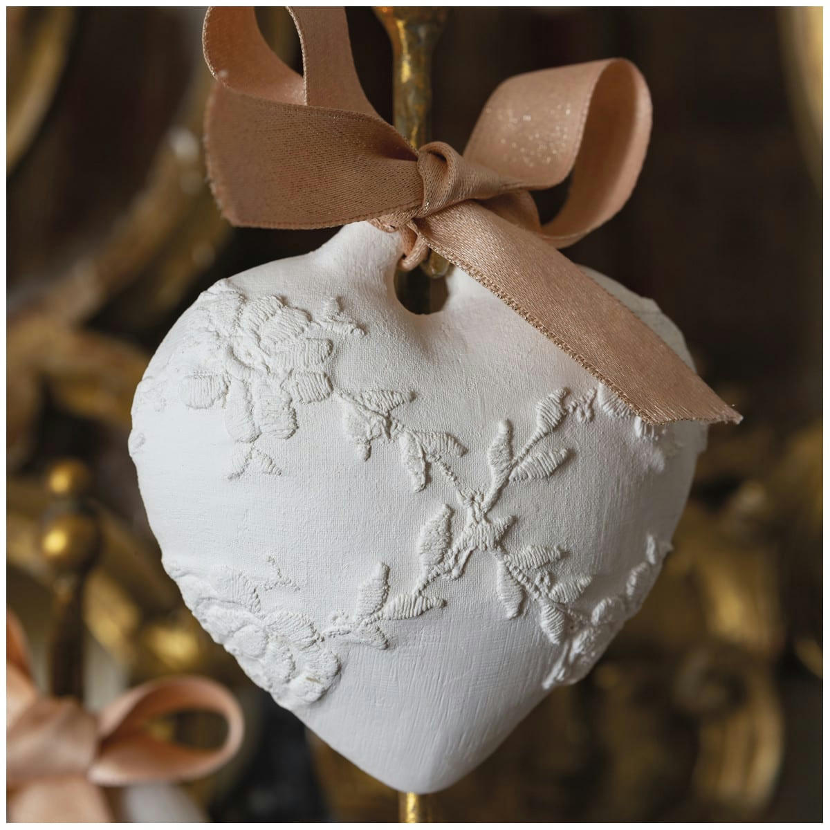 - Cœur brodé en plâtre parfum Rose Élixir