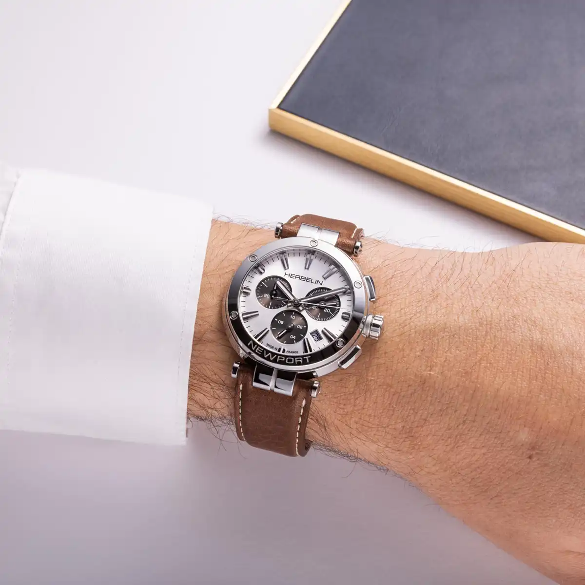 NEWPORT – CHRONOGRAPHE – BLANC, GRIS & CUIR BRUN