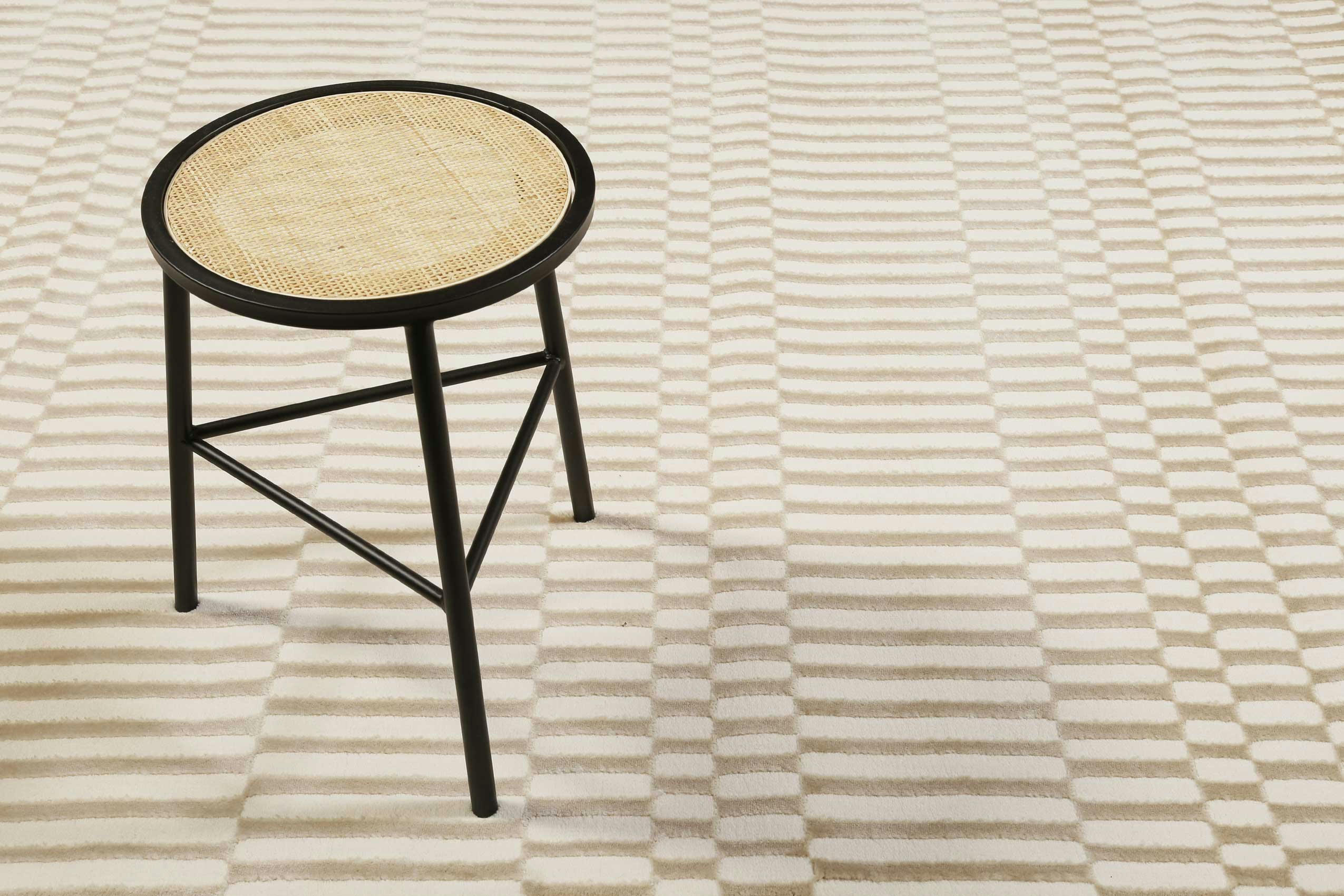 LINN - Tapis plat à motif et relief beige sable 133x200