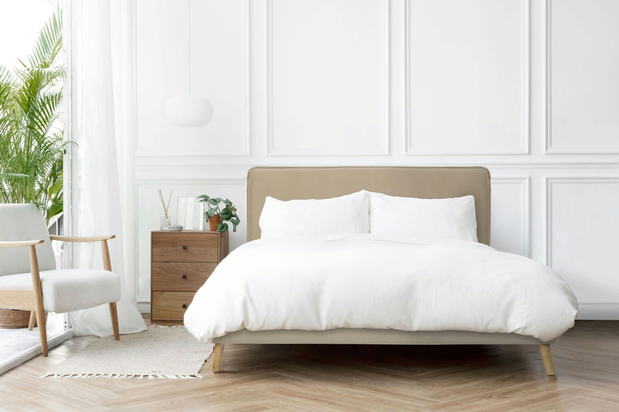 THAIS - Lit avec matelas 2 places  en tissu beige sable 160x200