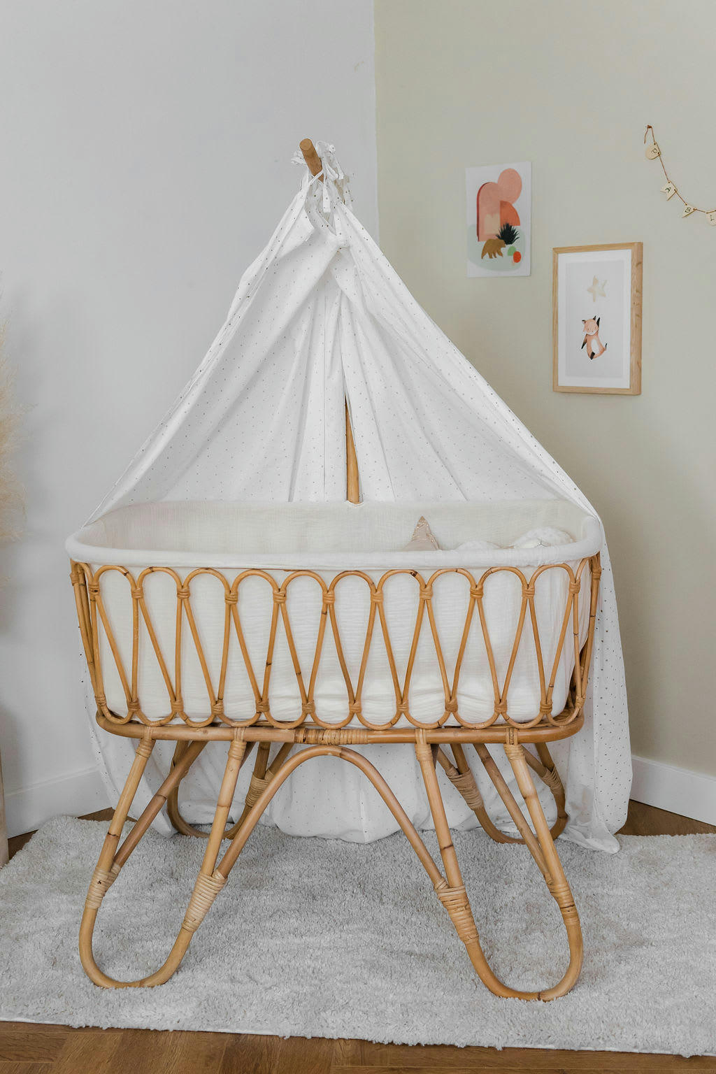 June - Lit/berceau bébé rotin naturel avec flêche de lit