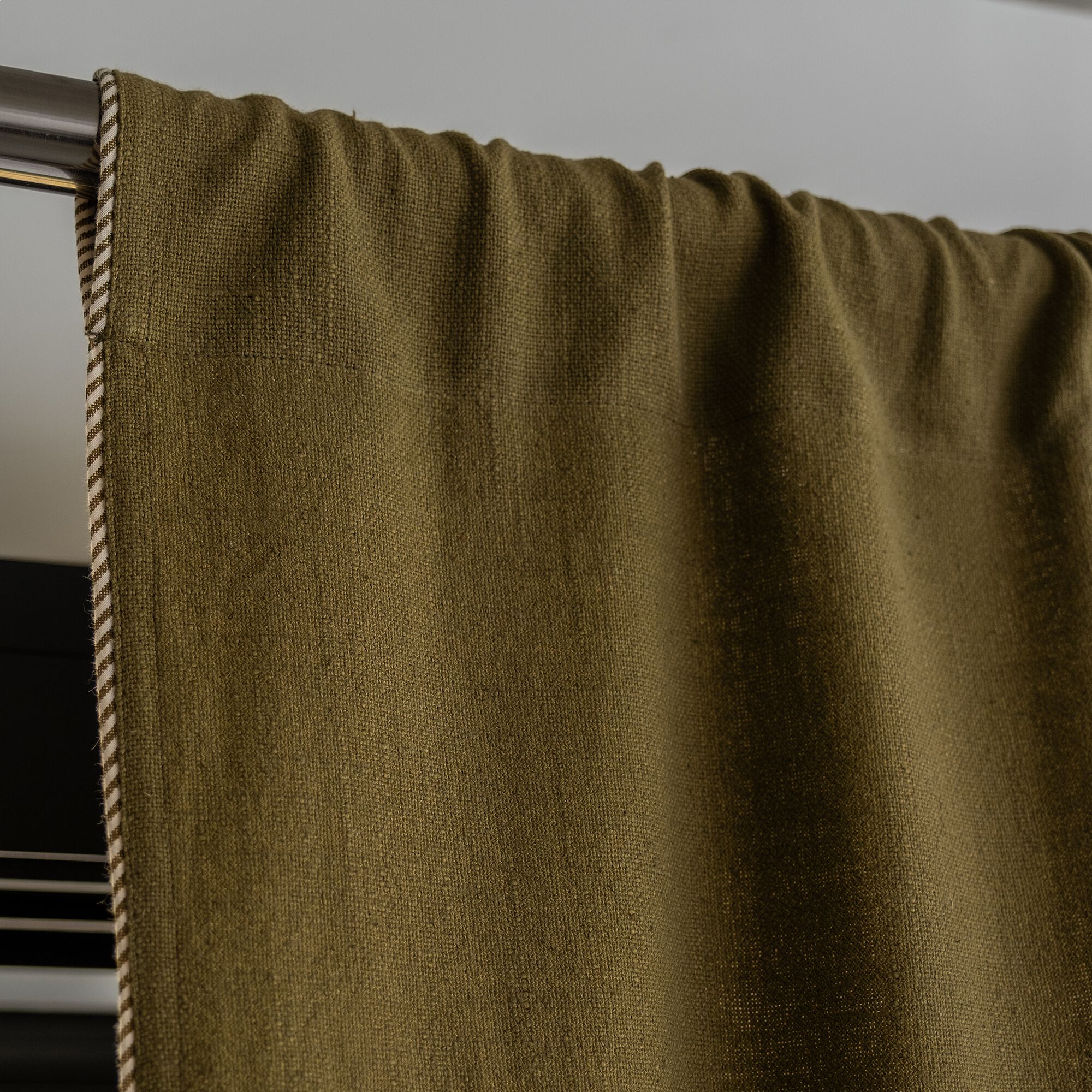 ARLES - Rideau passe-tringle en coton finition biais 140x260cm - vert mousse