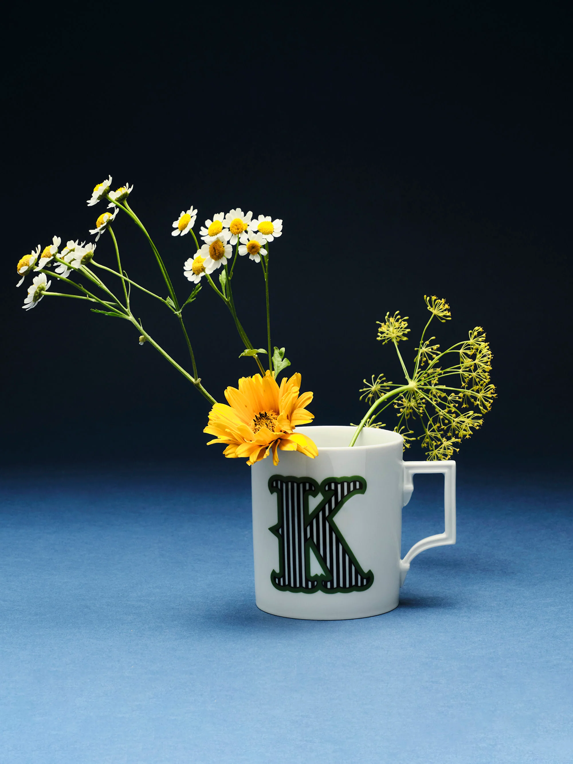 Westwing x MEISSEN, Handgefertigte Tasse Initials mit Dekor-Motiv