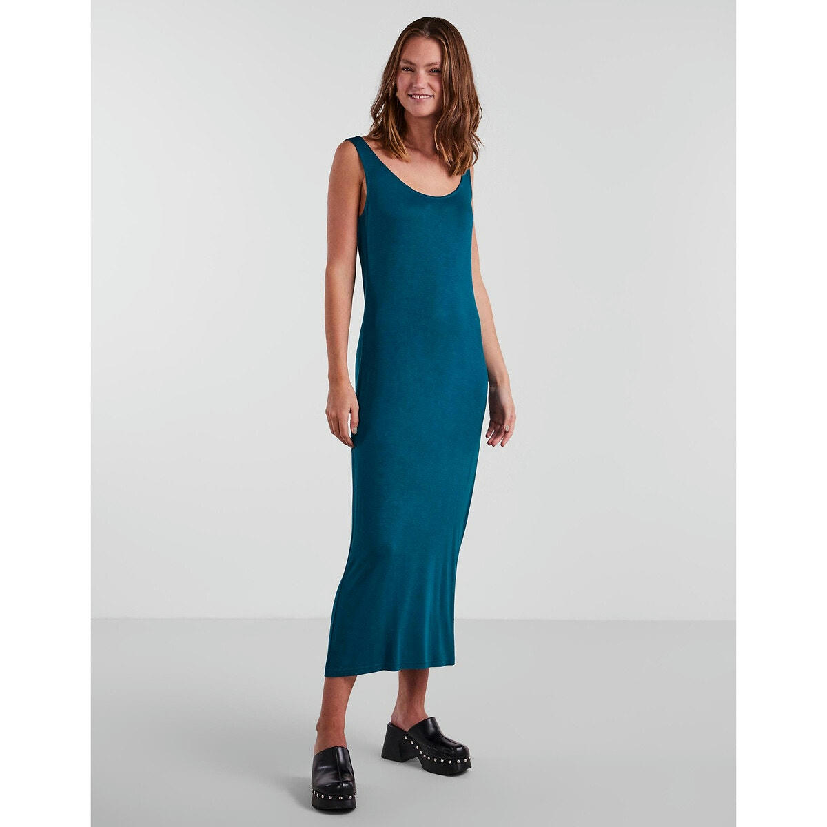 Robe longue à fines bretelles, coupe moulante