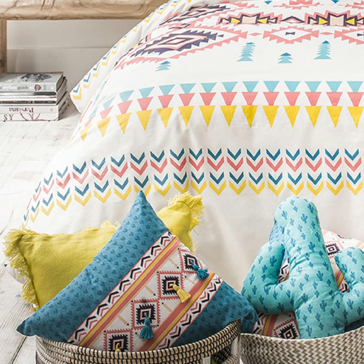 HOME - Coussin coton multicouleur avec pompons 40x40cm