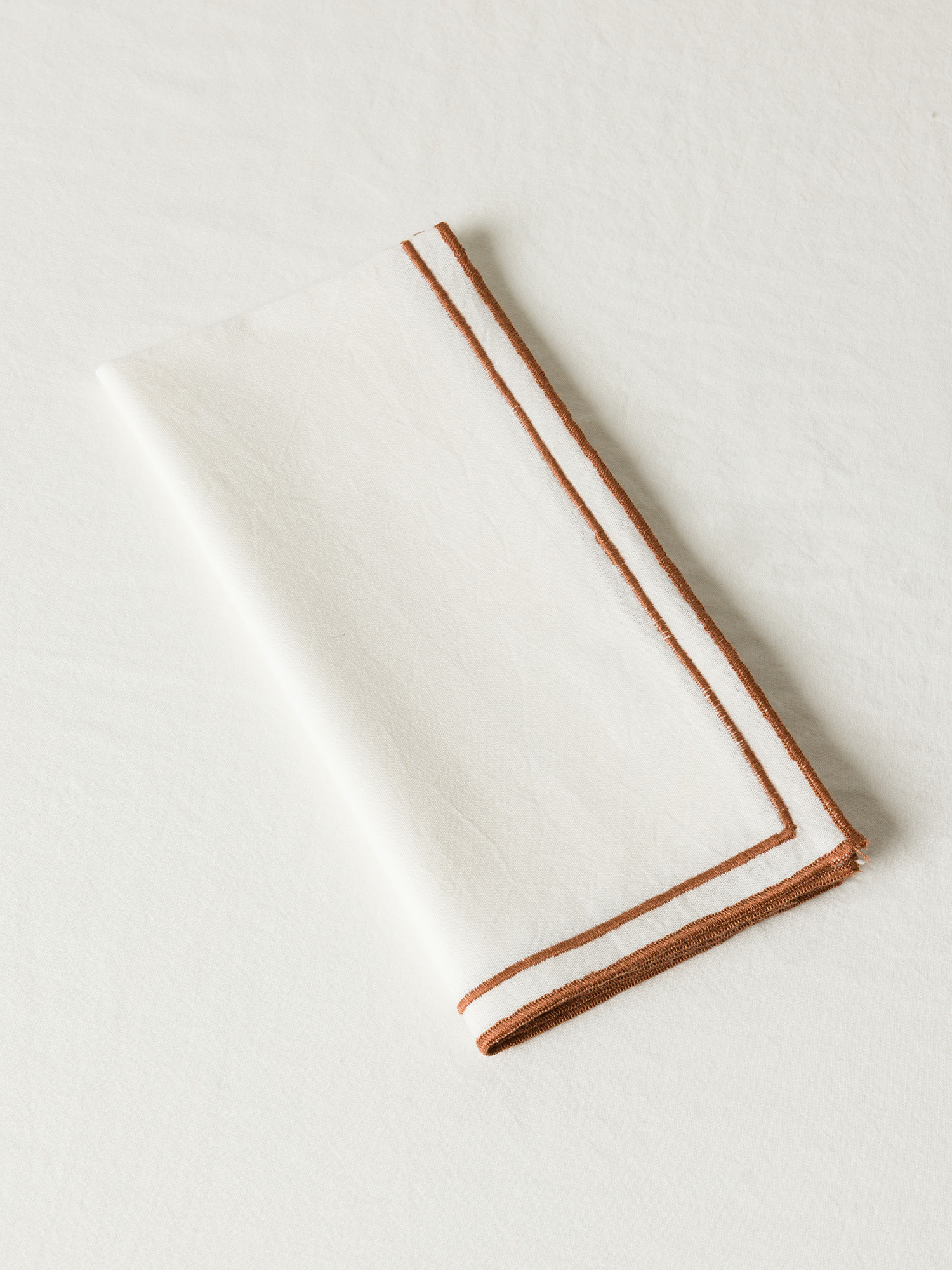 Tovaglia in cotone con ricamo foglie