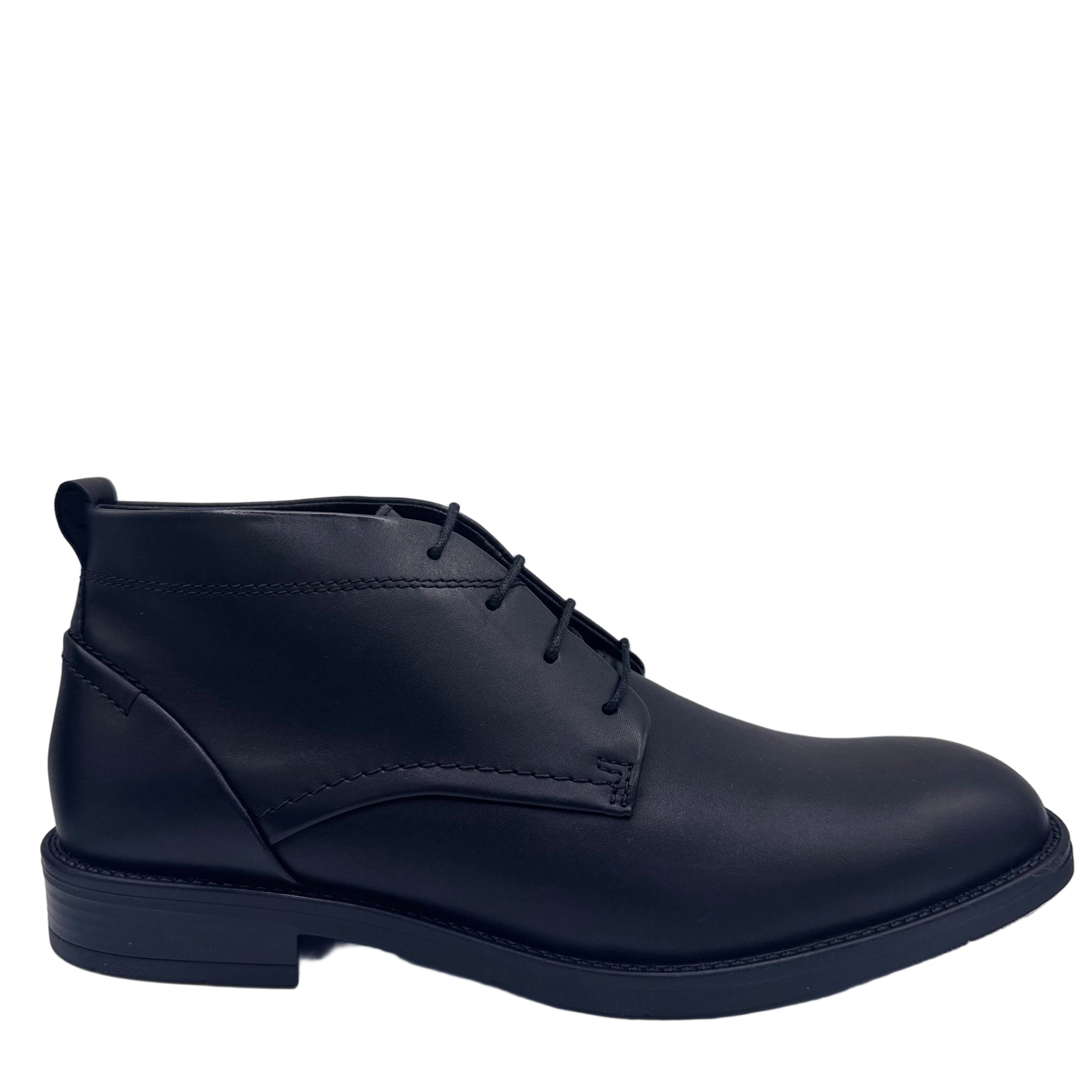 HALBHOHE STIEFELETTE MIT SCHNÜRUNG