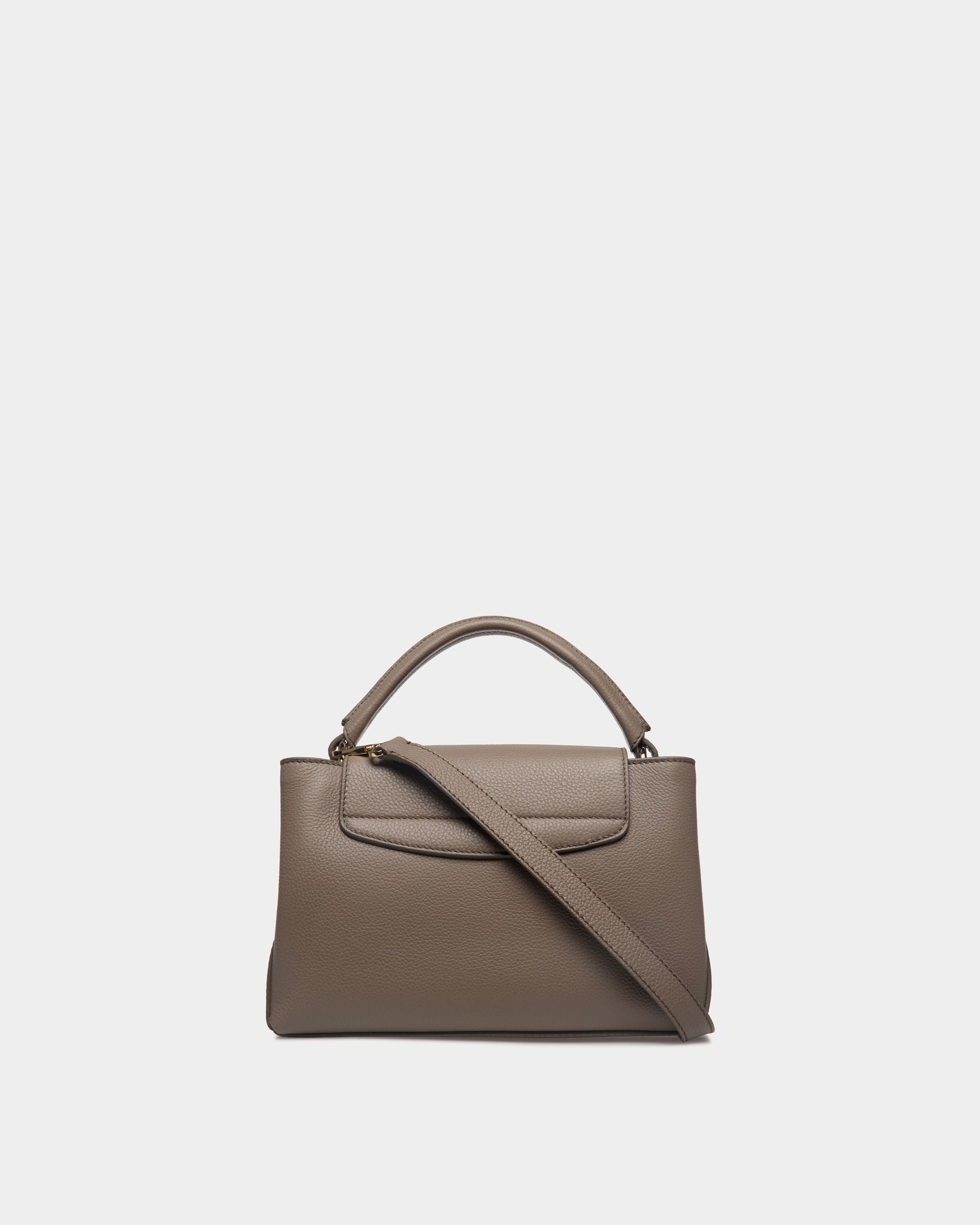 Kleine Henkeltasche Lock Me aus genarbtem Leder in Taupe