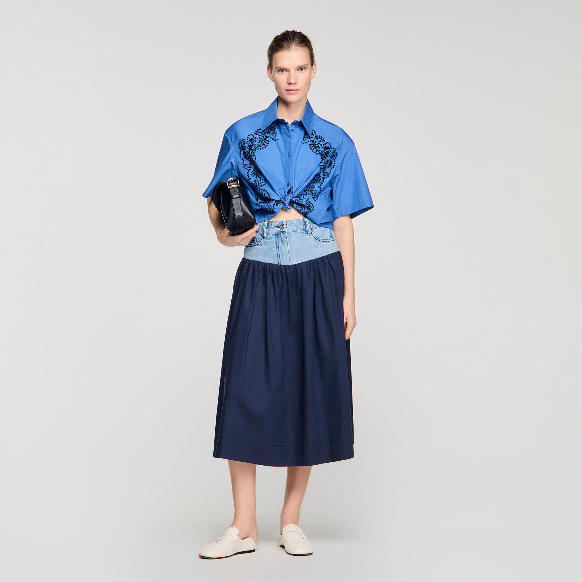Chemise brodée et perlée