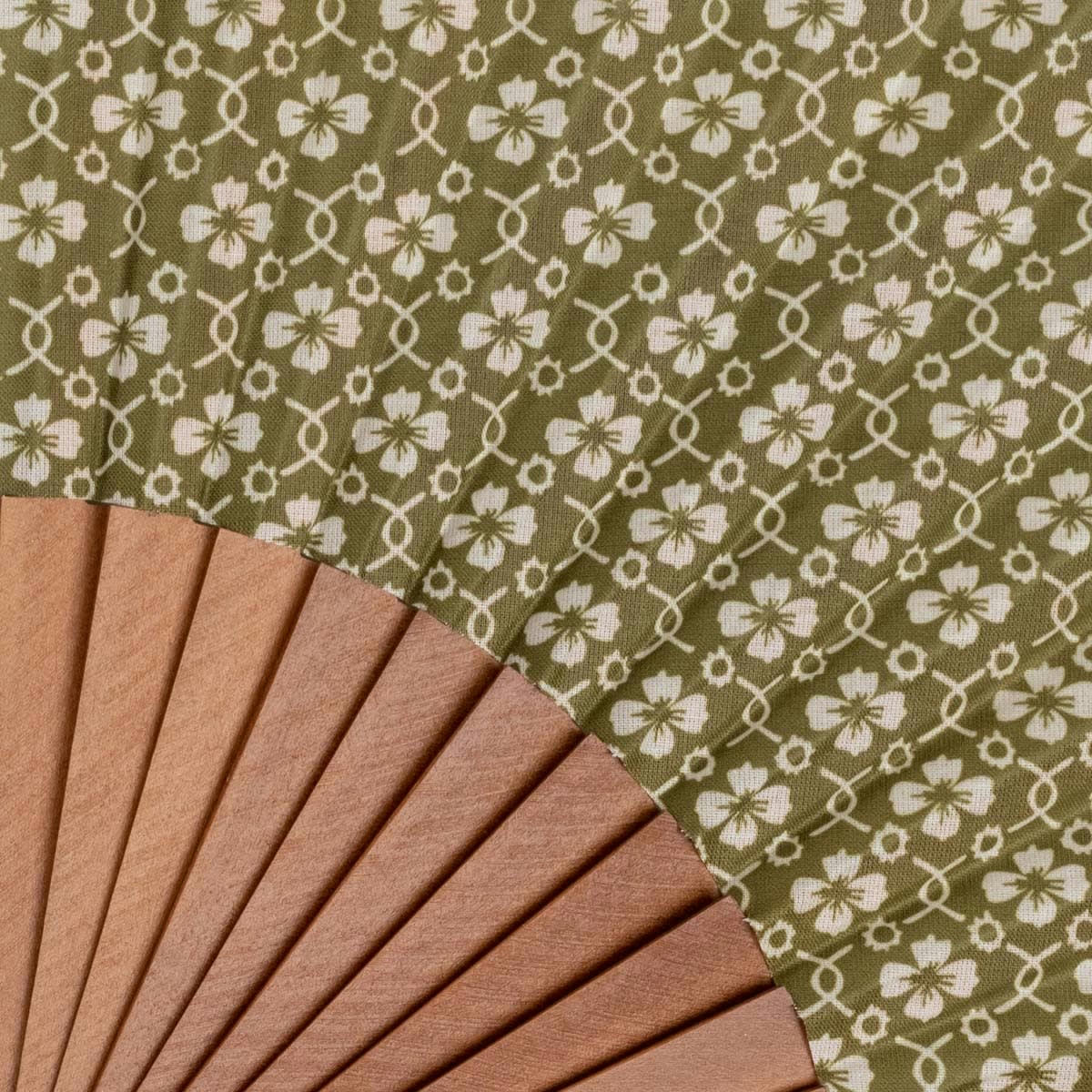 - Éventail en bois de merisier et coton imprimé graphique kaki