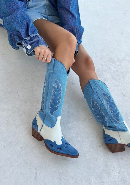 Blauwe denim cowboylaarzen