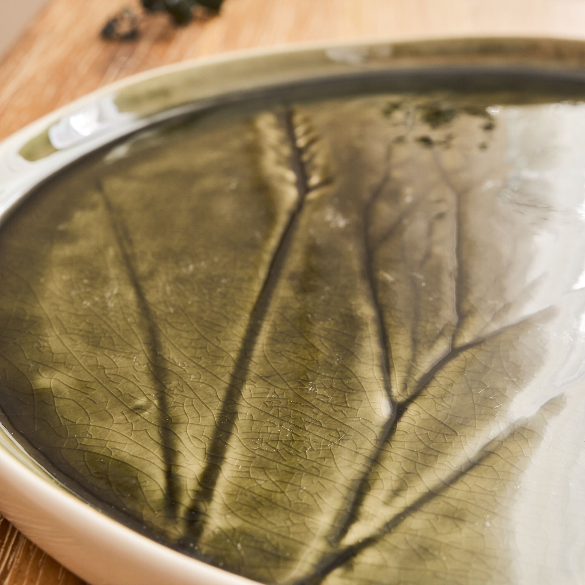 FLEOLE - Assiette plate impressions végétales en grès D26cm - vert avocado