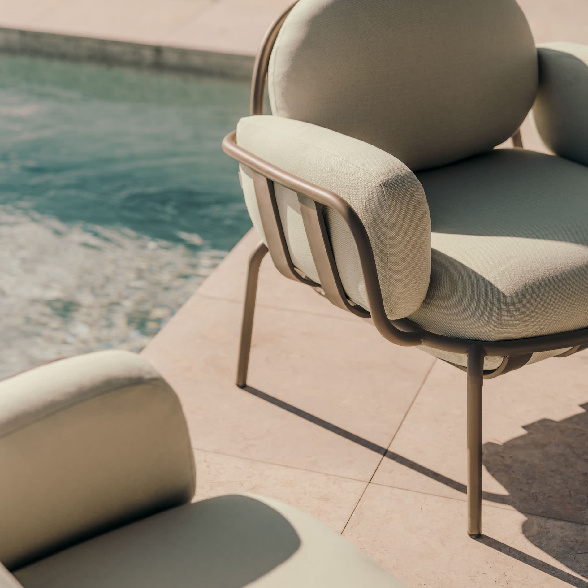 Kave Home - Joncols outdoor fauteuil in aluminium met groen gelakte